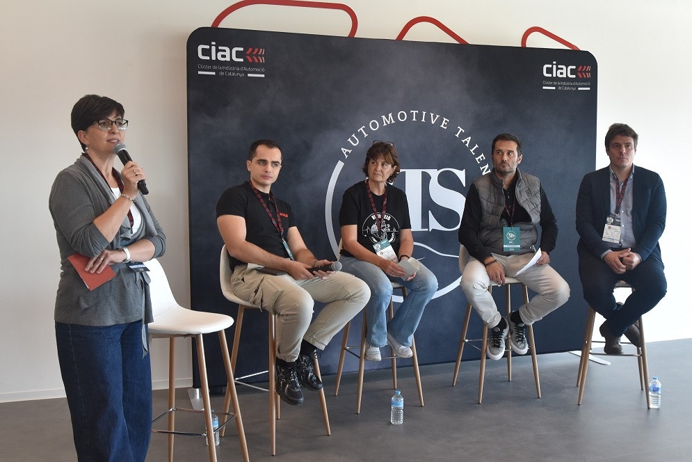 El sector de la automoción debate sobre la dual universitaria para atraer talento joven