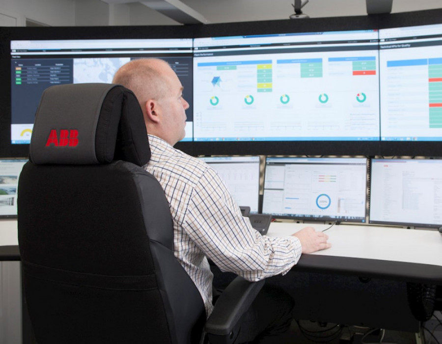 Figure 2   operator using abb ability collaborative operations system 34397