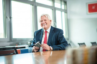 Hans beckhoff propietario y director de beckhoff automation 26607