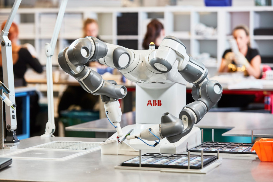 “El robot colaborativo de doble brazo YuMi de ABB ensambla productos electrónicos de consumo” Fuente ABB