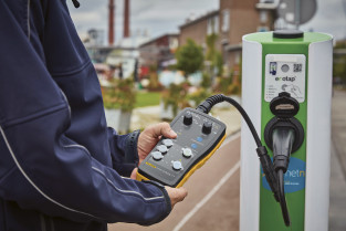 FLU029   Image   FEV300 Electric Vehicle Charging Station Adapter (2)