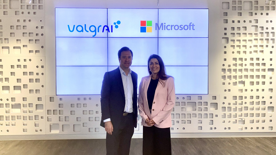 Manuel Abellán, director de Educación Superior y Universitaria de Microsoft España, y Ana Cidad, directora gerente de ValgrAI