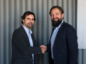 Jordi García y Oliver Tuszik, durante la firma del acuerdo