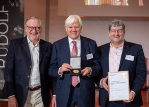 Pr182025 Hans Beckhoff receives the Rudolf Diesel Medal web Note Copyright
