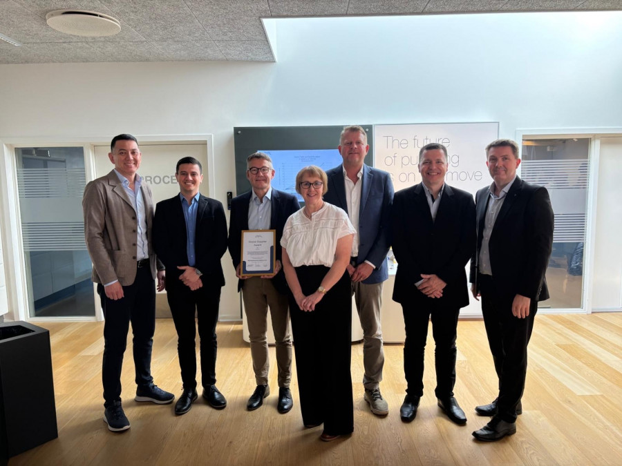 WEG1429   WEG receiving the award
