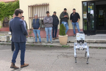 Adrián Salazar muestra un cuadrúpedo agrícola desarrollado por el ITCL