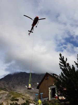 Debido a la imposibilidad de acceder con vehículos al refugio Coburger Hütte en el Tirol, los componentes para la solución de almacenamiento de energía tuvieron que transportarse en helicóptero.